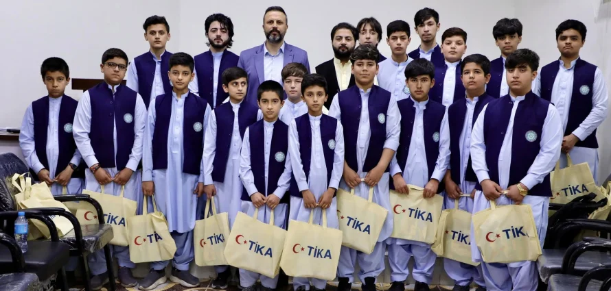 Herat Erkek Lisesi Kodlama Kulübü öğrencileri